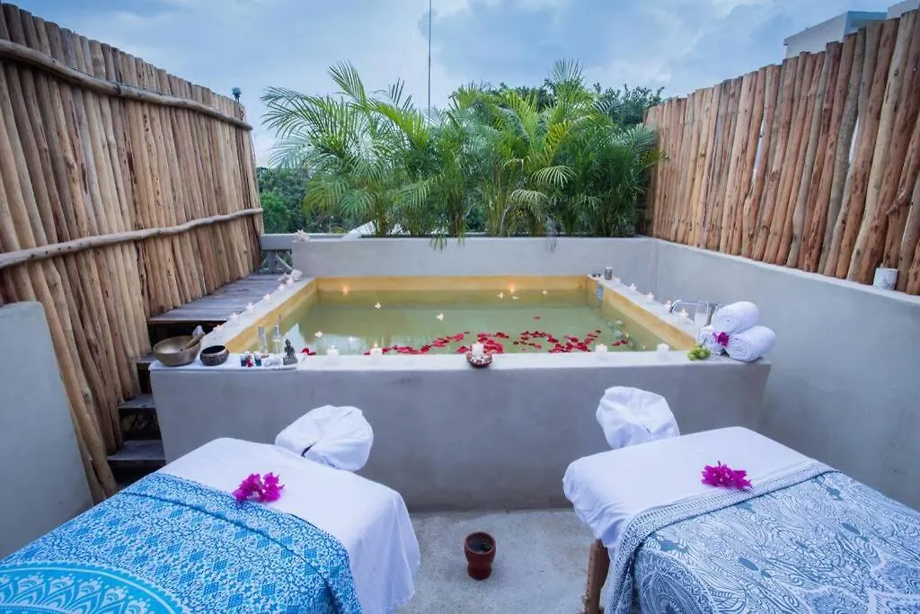 Villa Maracuyá: Villa with 3 jacuzzi, private pool, chef&Spa Tulum